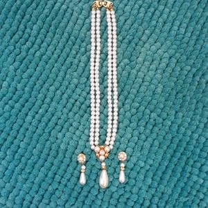 Faux pearl necklace with earrings